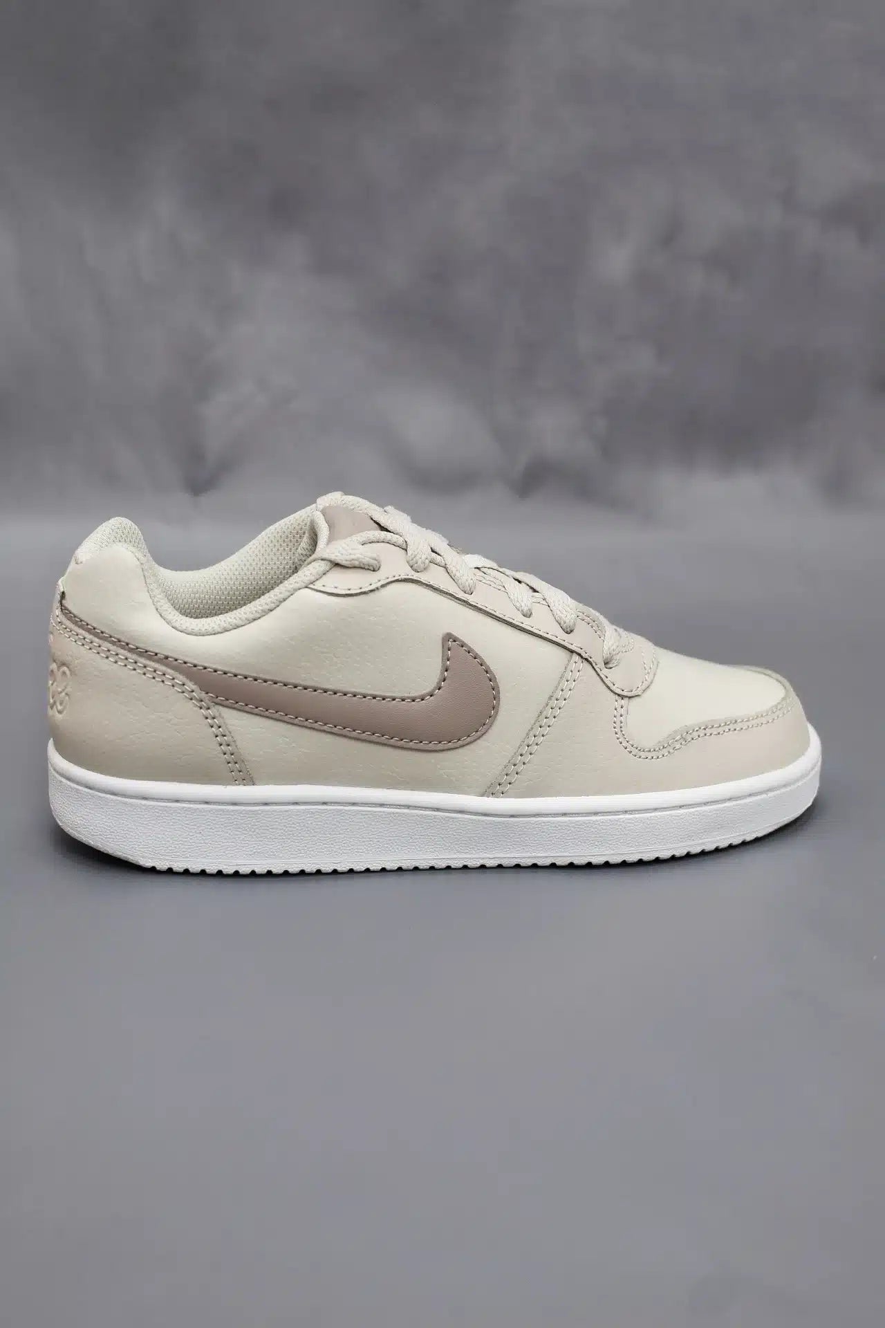 Tênis Nike Ebernon low-Bege Claro