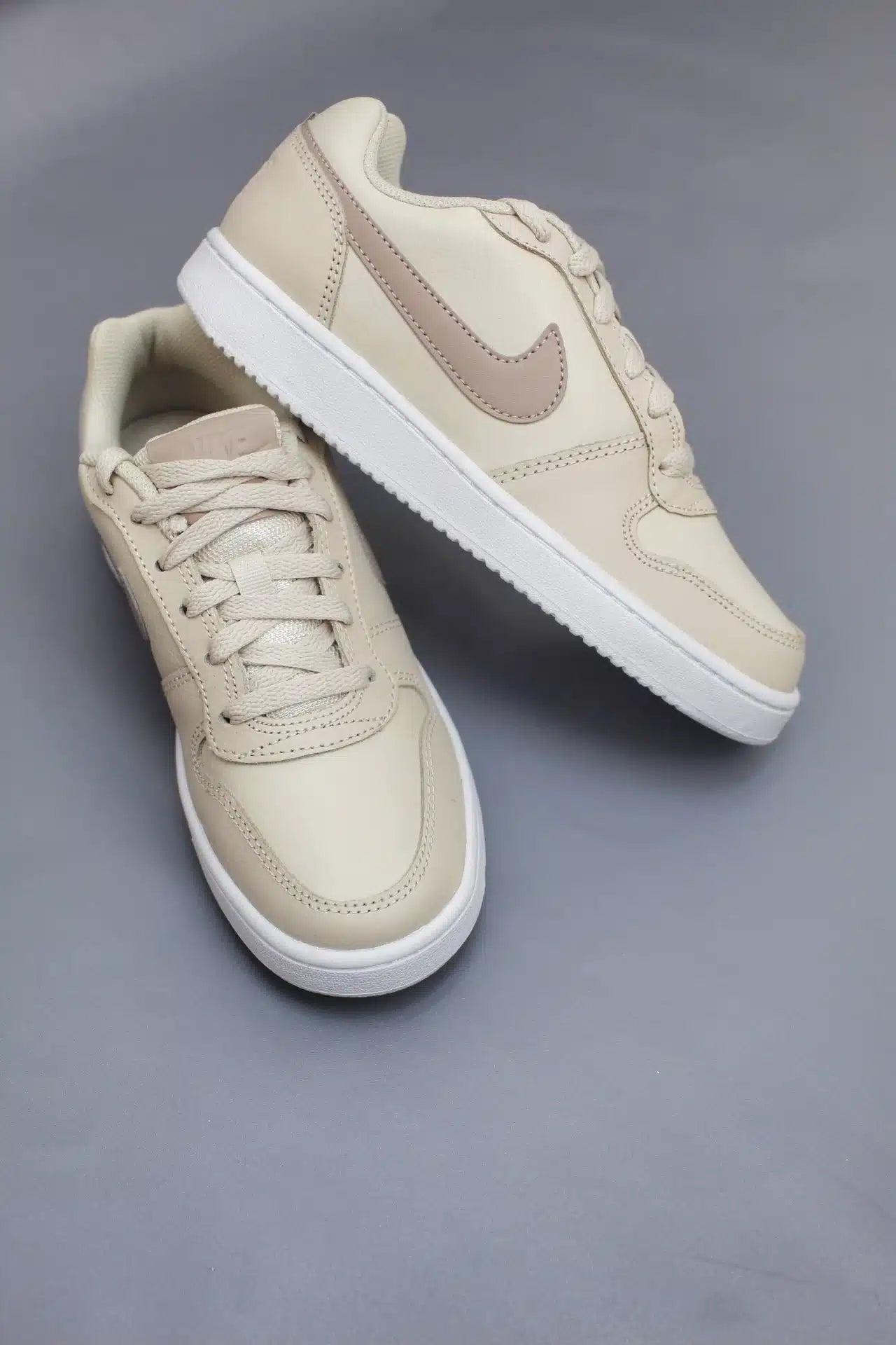 Tênis Nike Ebernon low-Bege Claro