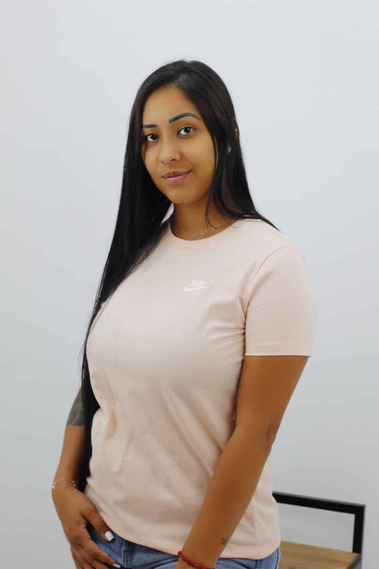 Camiseta Nike Sportswear Club Feminina